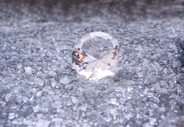 Vom Rohdiamanten zum Schmuckstück: Wie wird der Wert eines Diamanten bestimmt?